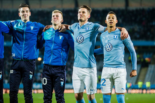 Malmö FFs spelare jublar eferr fotbollsmatchen i