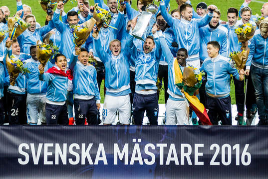 Malmö FFs spelare jublar med pokalen