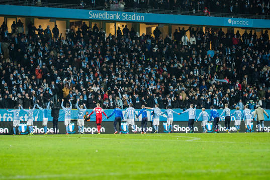 Malmö FFs spelare jublar mot publiken