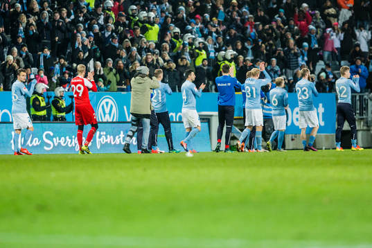 Malmö FFs spelare jublar mot publiken