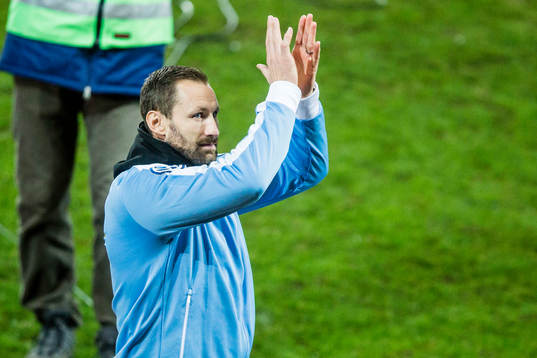 Malmö FFs målvakt Johan Wiland applåderar publiken när