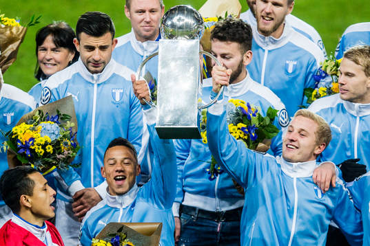Malmö FFs Tobias Sana jublar med pokalen