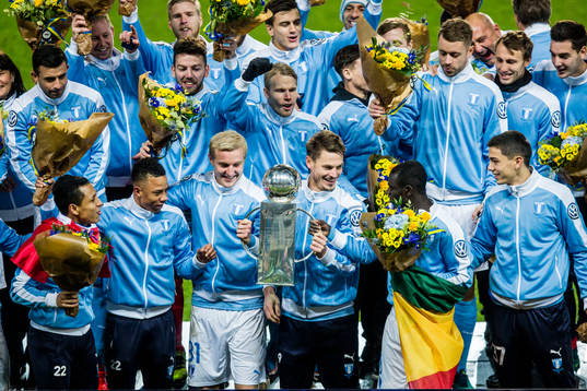 Malmö FFs spelare jublar med pokalen