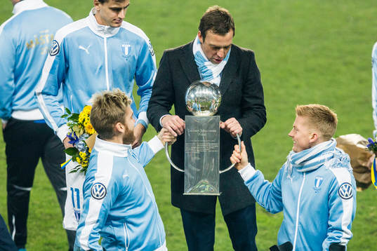 Malmö FFs tränare Allan Kuhn håller i pokalen