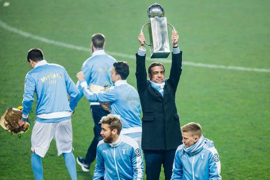 Malmö FFs tränare Allan Kuhn höjer pokalen
