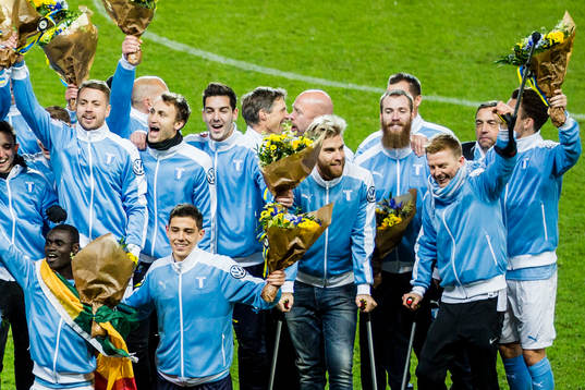 Malmö FFs spelare jublar med pokalen