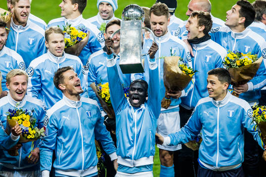 Malmö FFs Enock Kofi Adu  jublar med pokalen