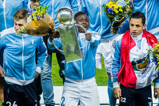 Malmö FFs Pa Konate  jublar med pokalen