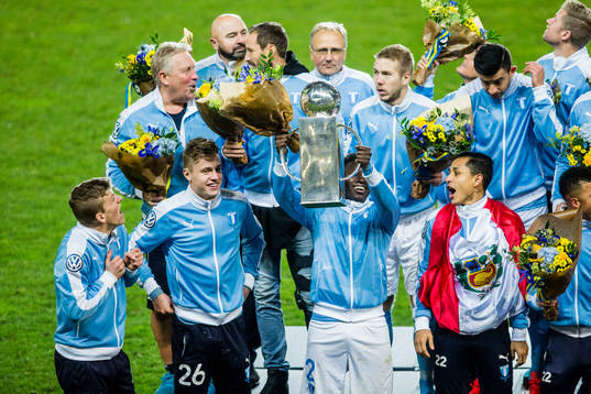 Malmö FFs Pa Konate  jublar med pokalen