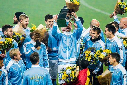 Malmö FFs Kari Arnason jublar med pokalen