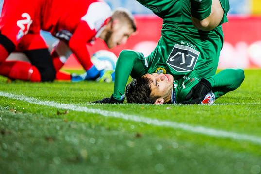 Hammarbys Alexssander Medeiros de Azeredo slår en