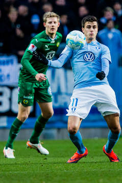 Malmö FFs Alexander Jeremejeff tar ner bollen