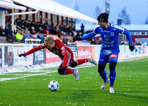s Gustav Rönnbäck-Wallin ramlar i en närkamp med