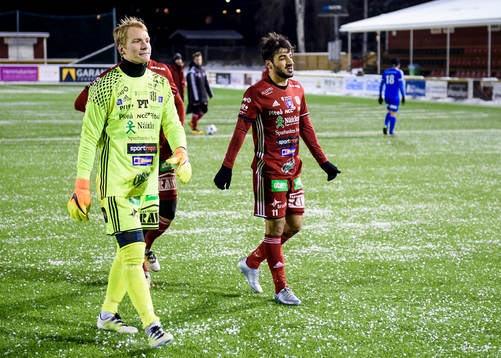 s målvakt Tomas Adell (v) och Arish Nouri (h) deppar