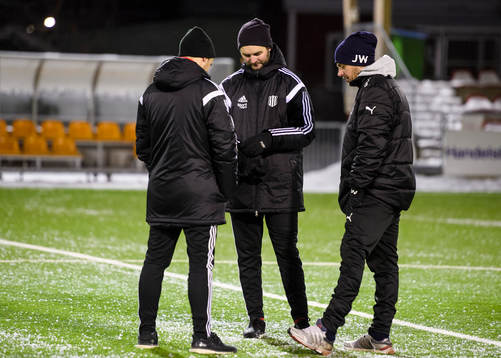 s tränare Johan Norberg (v) och Jens Hedström (m) pratar