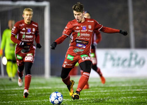 s James Burgin med bollen