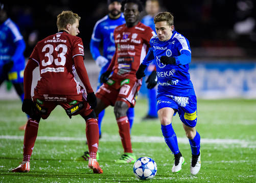 Nyköpings Ludwig Ahl med bollen