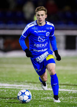 Nyköpings Ludwig Ahl med bollen