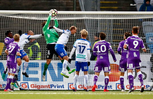 Räddning av IFK Göteborgs målvakt Erik Dahlin