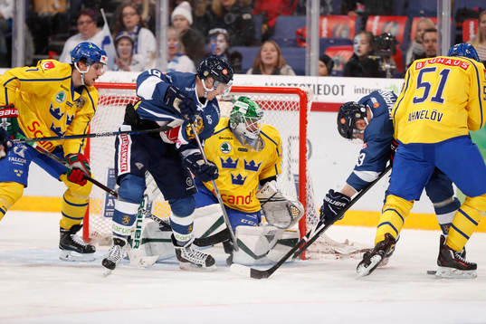 Sweden¥s Henrik Tömmernes, Finland¥s Veli-Matti