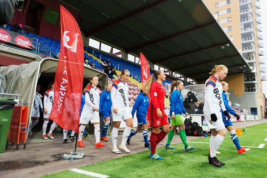 Hovås Billdals och Eskilstunas spelare marscherar in på