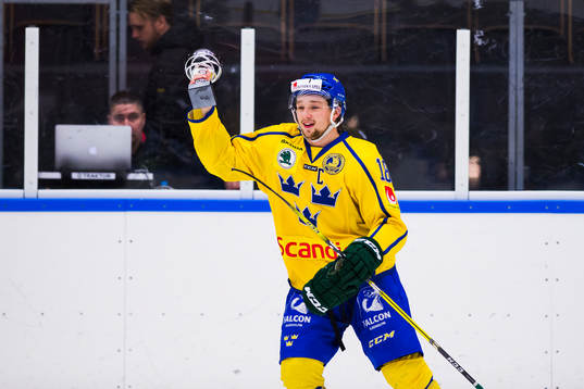 Sveriges Rasmus Asplund jublar med pokalen för