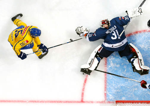 Sweden¥s Mattias Sjögren and Finland¥s goalie Juha