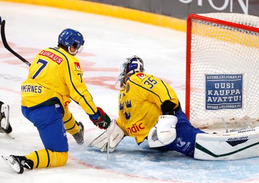 Sweden¥s Henrik Tömmernes and Sweden¥s goalie Niklas