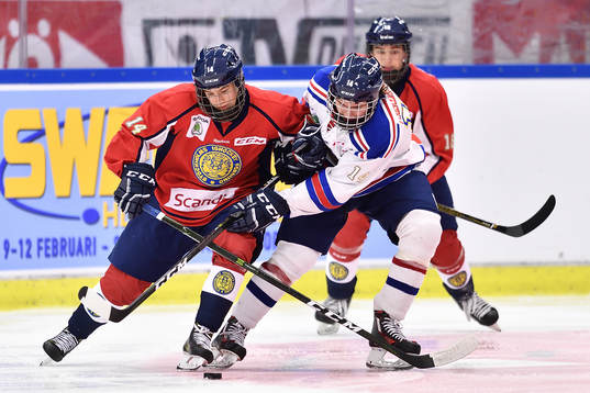 Stockholm Syds Mathias Franzén i kamp om pucken mot