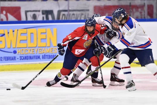 Stockholm Syds Mathias Franzén i kamp om pucken mot
