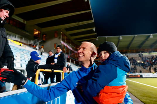Norrköpings Andreas Johansson med supporters och son