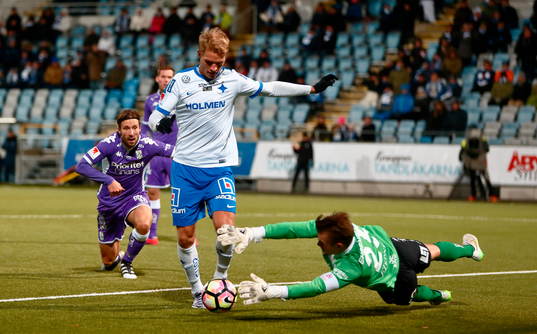 Målchans för Norrköpings Sebastian Andersson men IFK