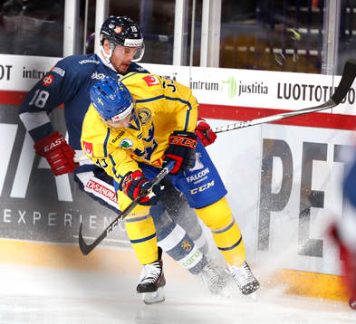 Finland¥s Jesse Joensuu (L) and Sweden¥s Linus Hultström