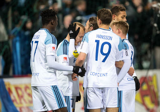 Djurgårdens Magnus Eriksson blir pussad på pannan av