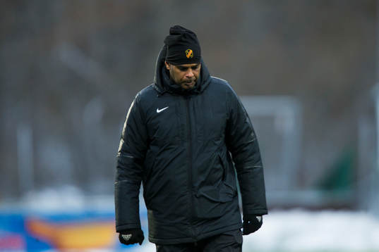 Vasalunds tränare Pascal Simpson ser nedstämd ut innan