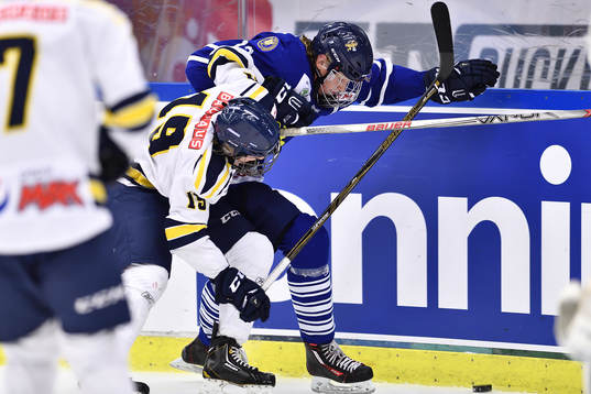 Göteborgs Hannes Vidblom i kamp om pucken mot