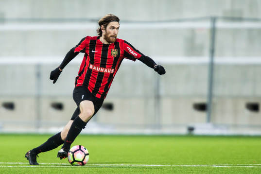 Brommapojkarnas Markus Gustafsson i aktion