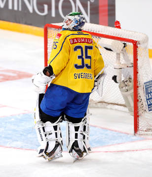 Sweden¥s goalie Niklas Svedberg
