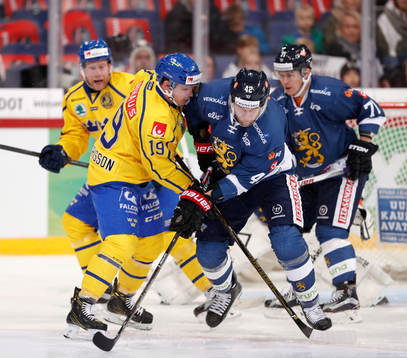 Sweden´s Patrik Zackrisson (L-2) and Finland´s Kristian
