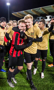 Brommapojkarnas Christopher Brandeborn (v)  jublar Gustav