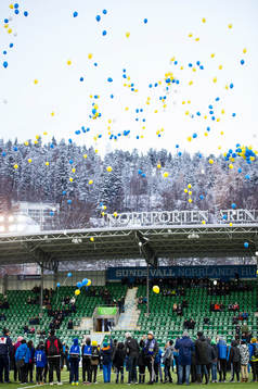 En hyllning av ungdomsidrotten innan fotbollsmatchen i