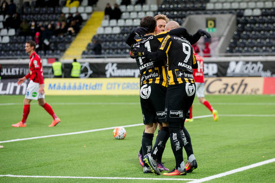 Häckens Alexander Farnerud omfamnas av Martin Ericsson och