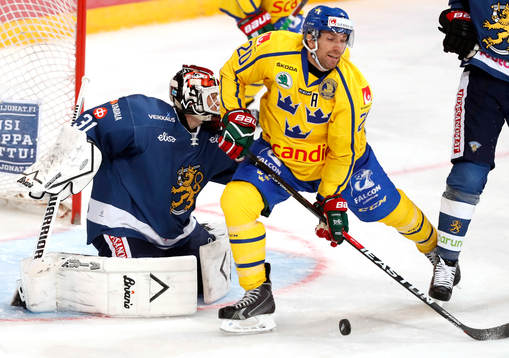 Finland¥s goalie Juha Metsola and Sweden¥s Joel Lundqvist
