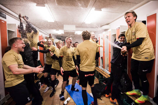 Brommapojkarnas spelare jublar i omklädningsrummet
