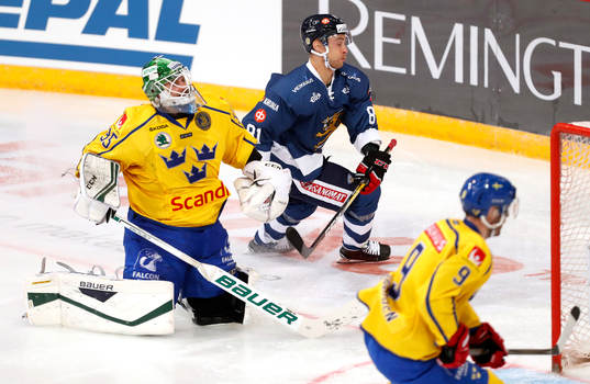 Sweden¥s goalie Niklas Svedberg, Finland¥s Ilari Filppula