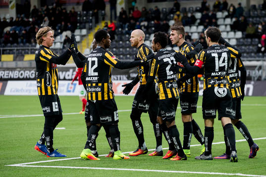 Häckens Alexander Farnerud omfamnas