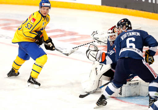 Sweden¥s Patrik Westerholm, Finland¥s goalie Juha Metsola