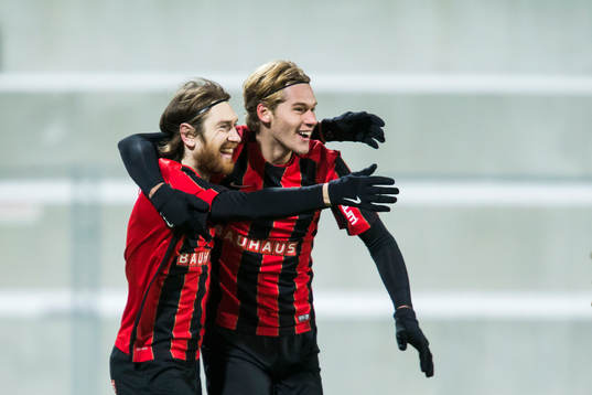 Brommapojkarnas Markus Gustafsson (v) jublar med Felix