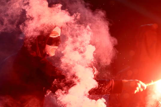 IFK Göteborgssupporter med bengal