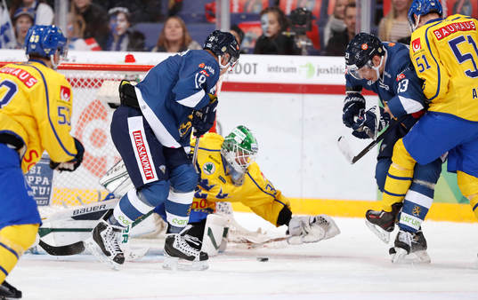 Sweden¥s Henrik Tömmernes, Sweden¥s goalie Niklas